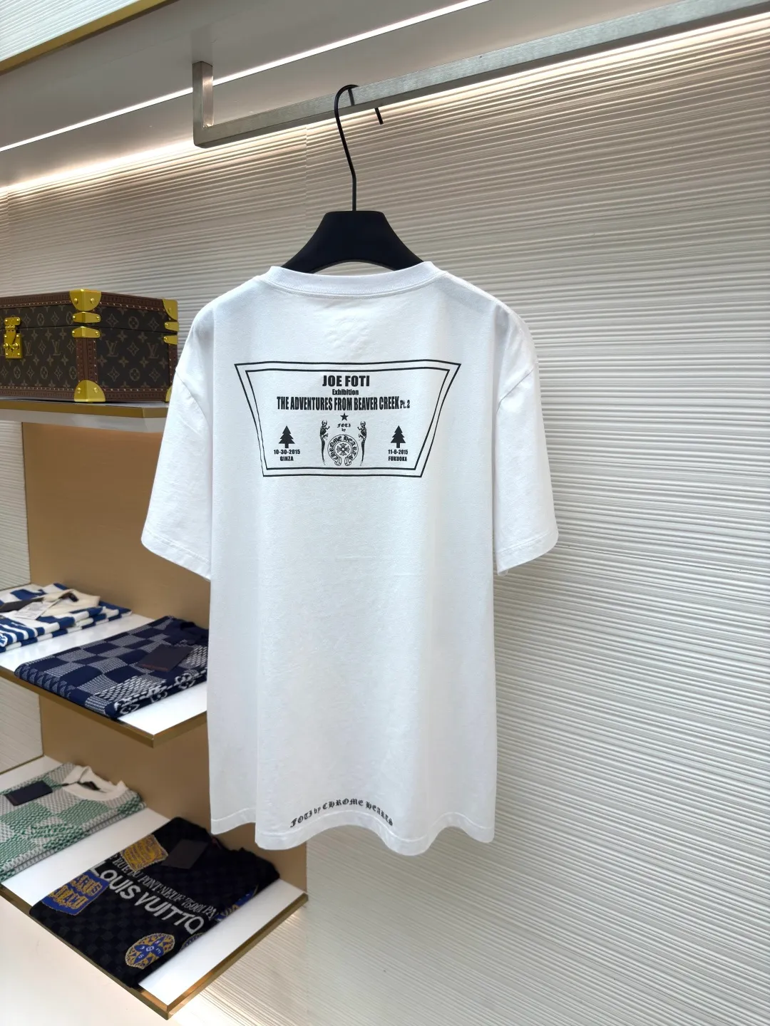 Chrome Hearts Oil Painting Short Sleeve ●Item No.: 1680013-X90 ●Material: pure cotton fabric ●Technology: Printing ●Version: Fitted version ●Weight: about 230 grams ●Size: S-M-L ●Description: The fabric is made of 26-woven 200-gram cotton. Printing is very important here. The ink used in the original version is beyond the standard printing, and ordinary printing factories have no ability to restore it. After visiting many factories, the final efforts paid off. The overall wiring is straight and delicate, the fabric is comfortable and soft, and the color is consistent with no color difference. It can be matched with the same style to create a fashionable look and control various occasions. Customized accessories, complete with three standards, same style for men and women!